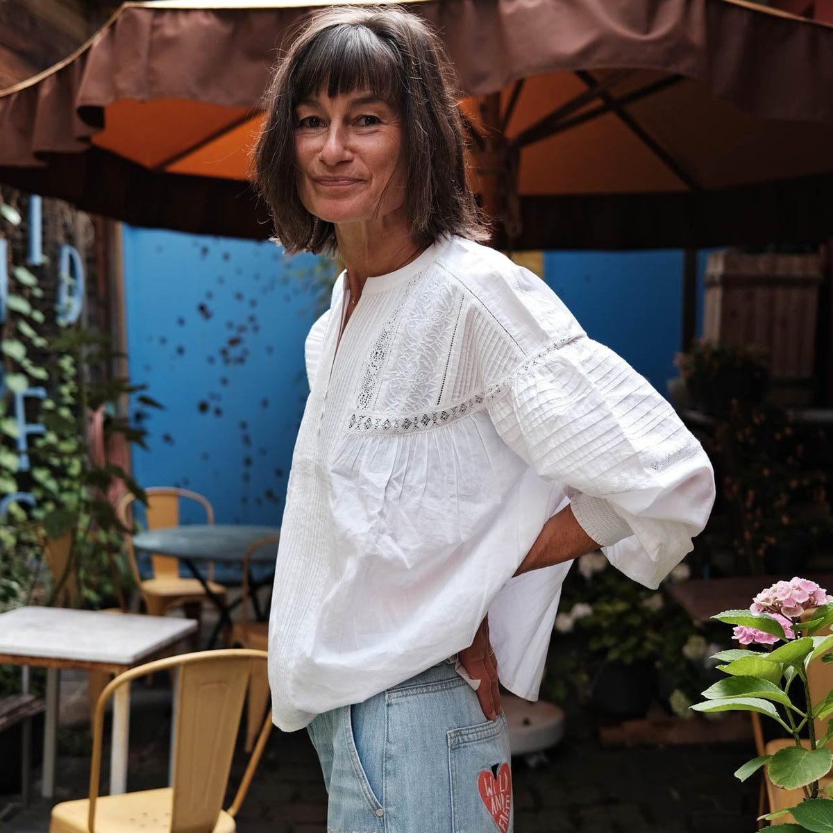 Neu im Store: LANIUS Spitzenbluse aus Bio-Baumwolle, Wide Jeans TIDE und VEJA Arpoador Sandalen. Nachhaltige Damenmode im amon Concept Store in Prien am Chiemsee.