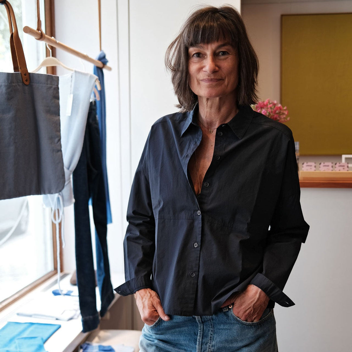 Neu im Store: LANIUS Hemdbluse aus Bio-Baumwolle, Kings of Indigo PEPPINO Jeans und Kavat Ballerinas. Nachhaltige Damenmode im amon Concept Store in Prien am Chiemsee.