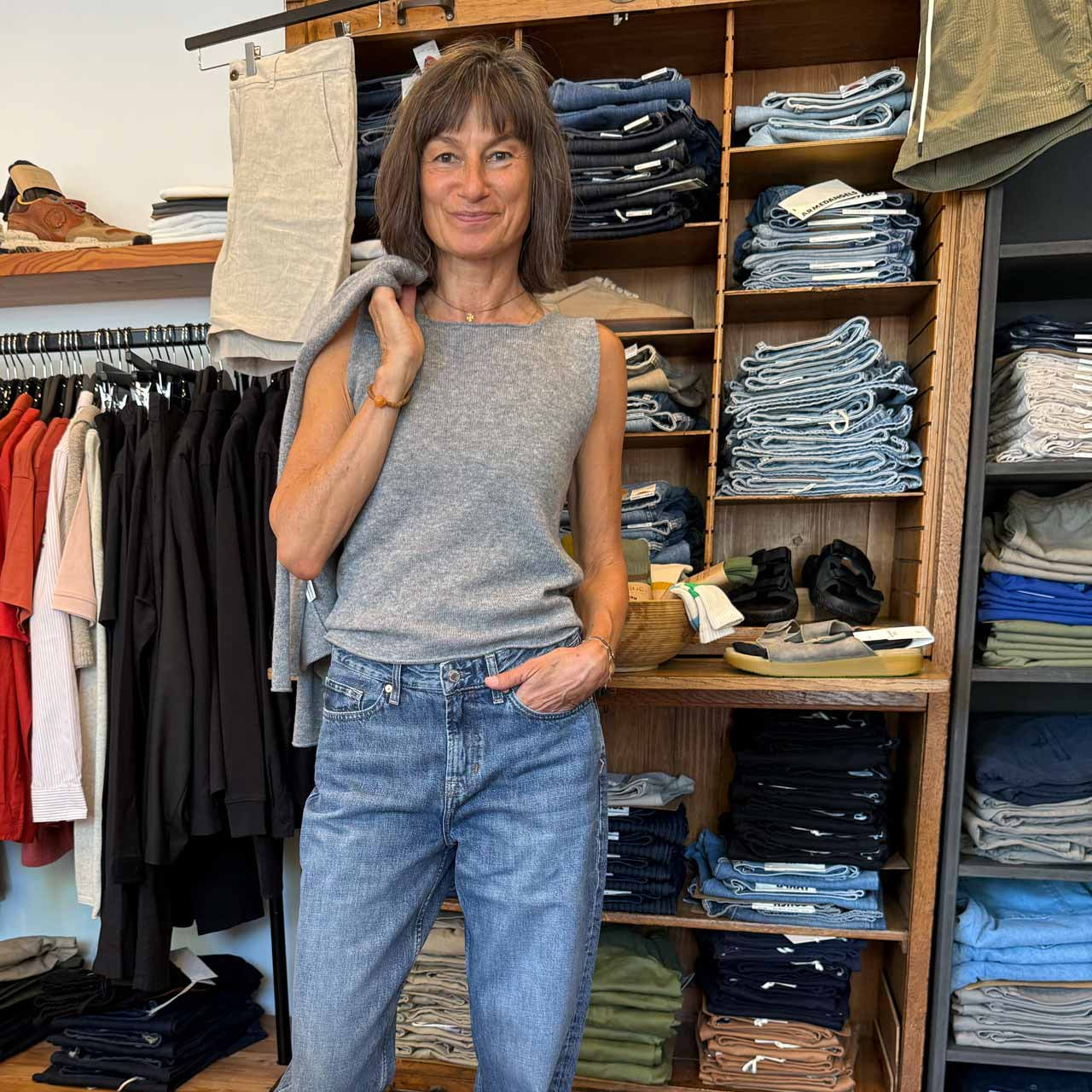 Denim & Kaschmir: JOAN Jeans von Kings of Indigo kombiniert mit amon Kaschmir und blauen VEJA Sneakern. Entdecke den Look im amon Concept Store in Prien am Chiemsee.
