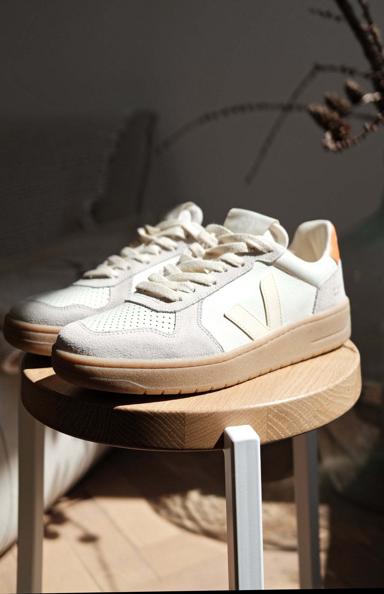 VEJA V-82 GRAINED LEATHER PURE_CALCAIRE_FURY WOMEN